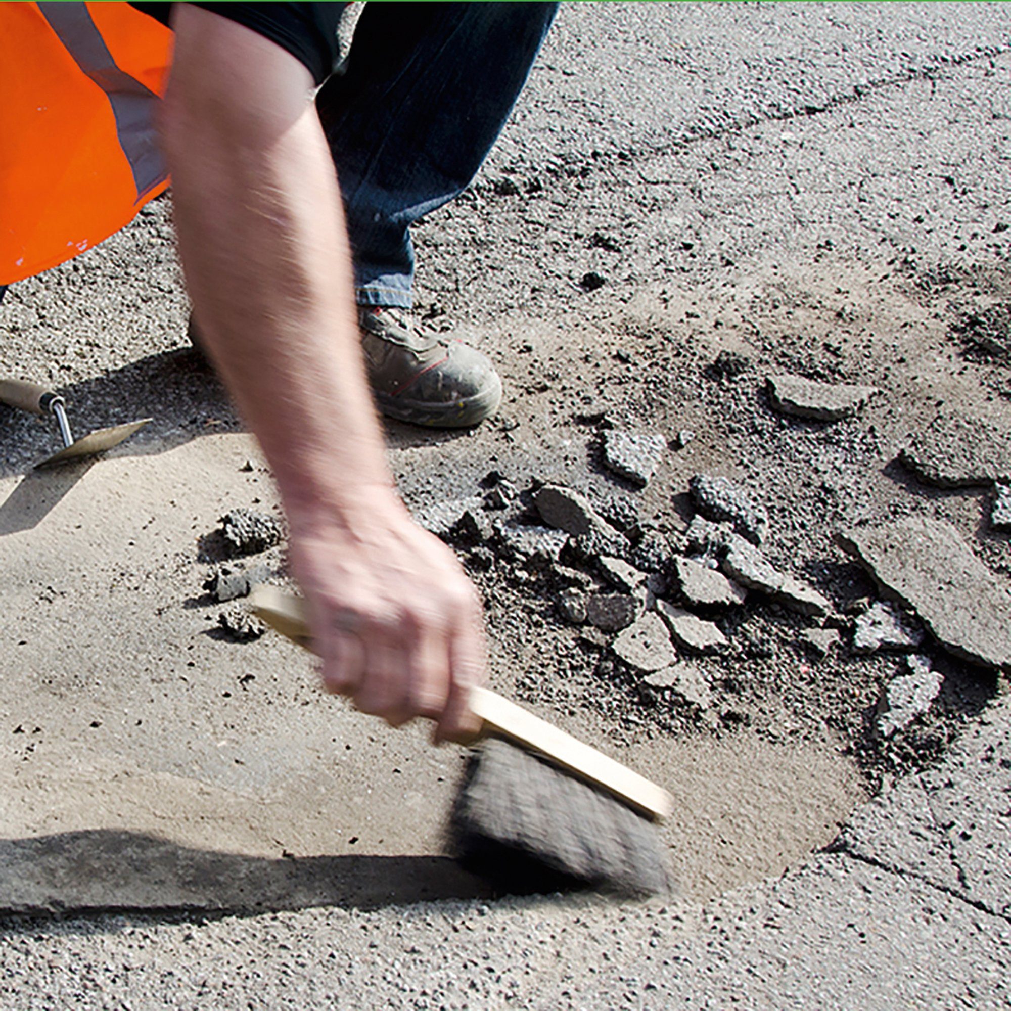 Flächenreparaturset - 12kg Quarzsand + 5kg Bindemittel + 0.2kg Härter – Bild 4
