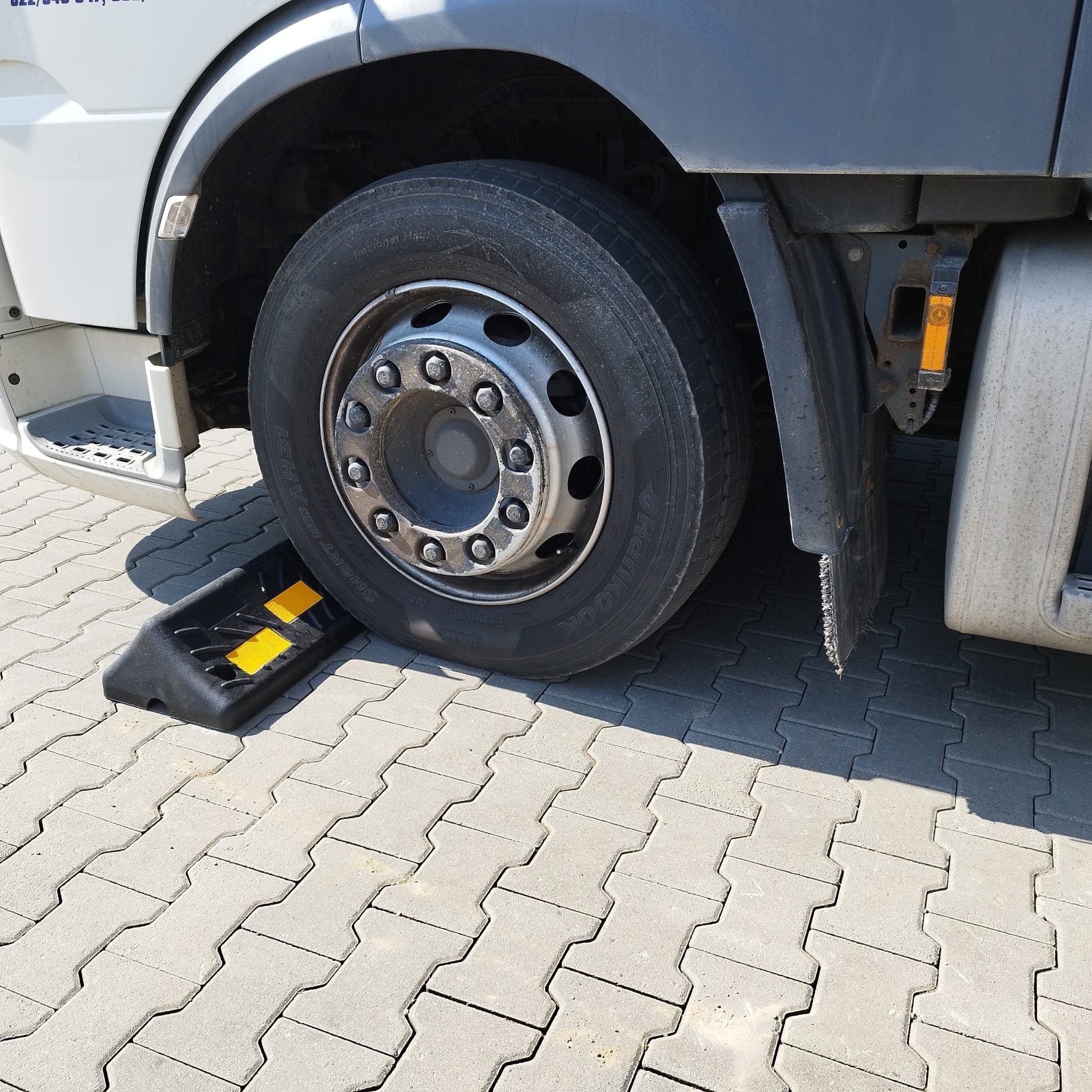 Wheel Stop for Loading Docks and Heavy Vehicles - Dimensions 1000x300x160 mm - Image 4