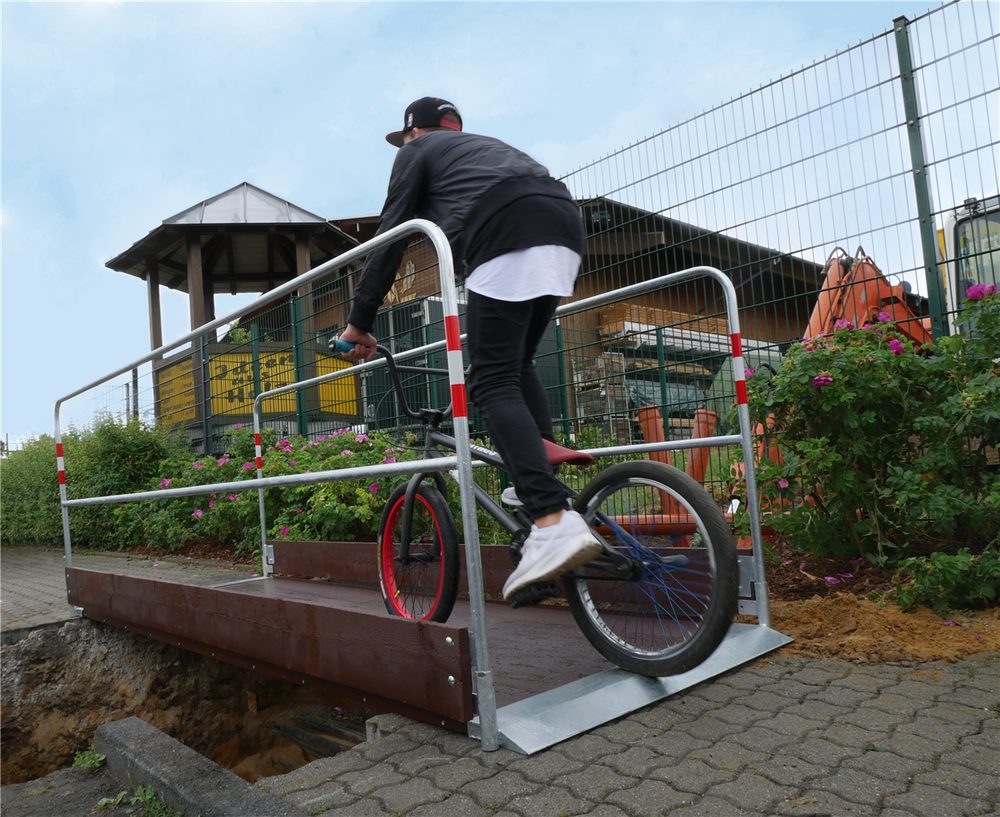 Alternative view of Gangbro / Grøftebro - Gangflate i tre