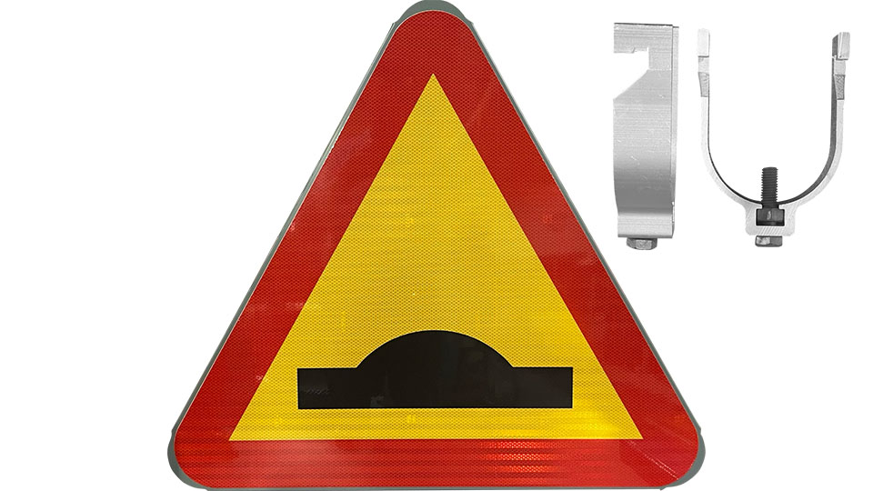 Skilt A9 Advarsel om fartbump - Med 2 stk. klemmebeslag til stolpe Ø60