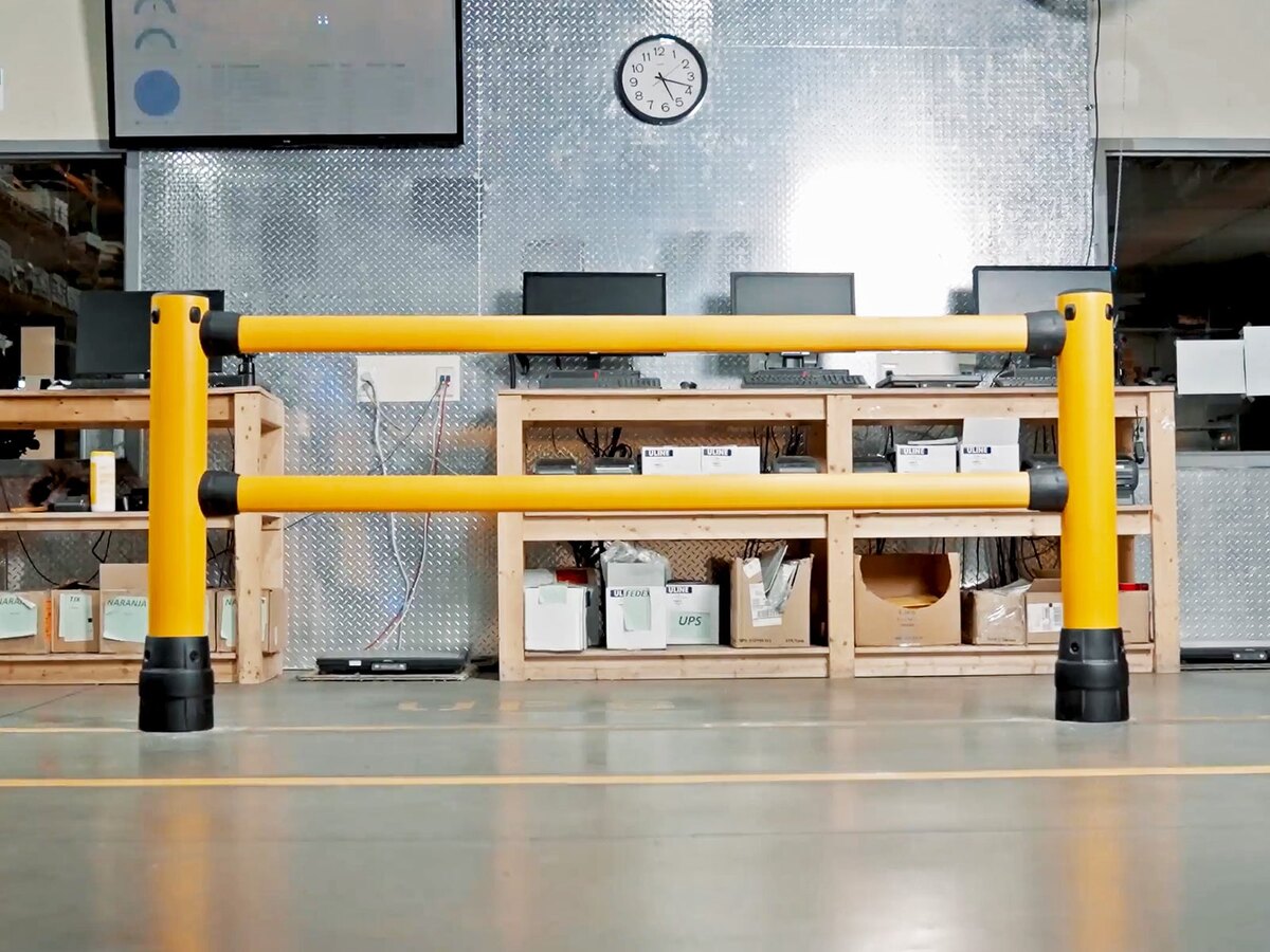 FLEX+ skyddsräcke S-Line som avgränsar en arbetsplats från truckgången