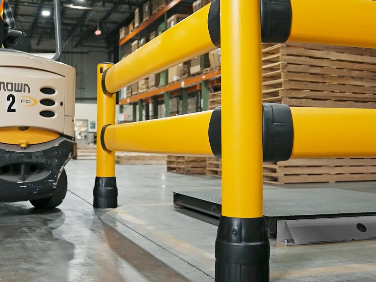 Truck som passerar ett FLEX+ skyddsräcke i en trång truckgång
