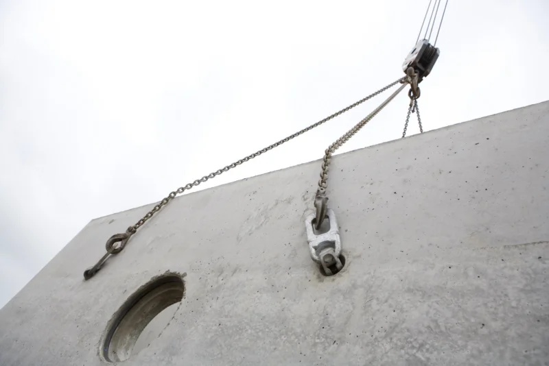 Lifting clutch in a spherical head anchor on a concrete element