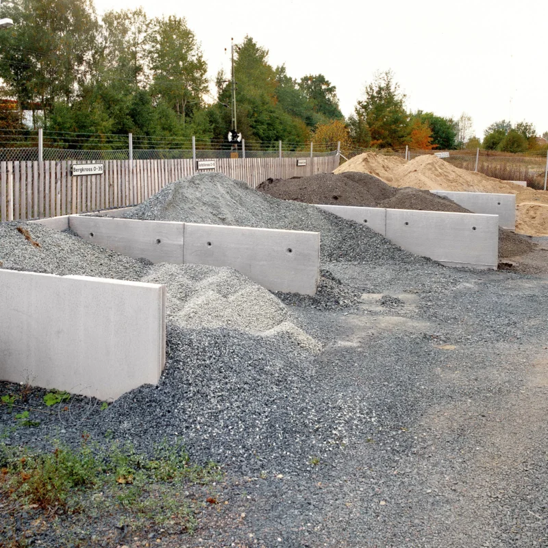 Gravel storage bays made from groove-groove L-shaped units 20 kN/m²